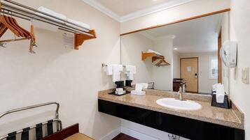 Kamer, 1 kingsize bed | Badkamer | Een diep bad, gratis toiletartikelen, een haardroger, handdoeken