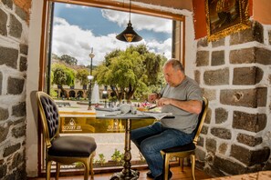 Breakfast and lunch served