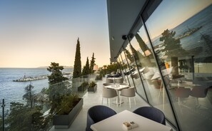 2 bars/lounges, lobby lounge, cocktail bar