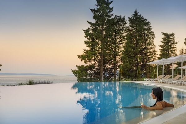 Seasonal outdoor pool, open 8:00 AM to 8:00 PM, pool umbrellas