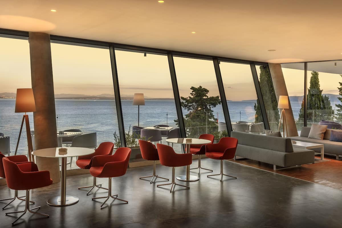 2 bars/lounges, lobby lounge, cocktail bar