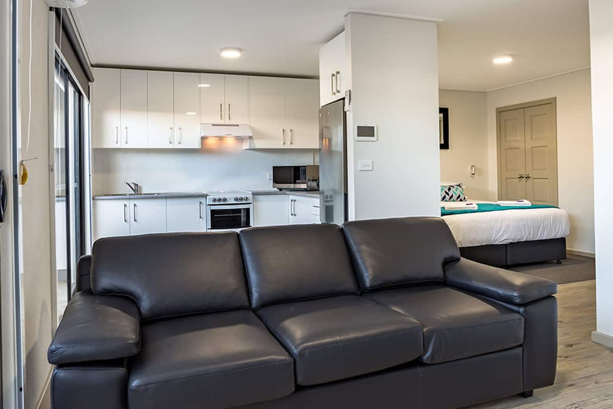 standard studio, 1 bedroom | living area | flat-screen tv