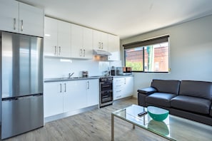 Refrigerador, microondas, horno, placa de cocina