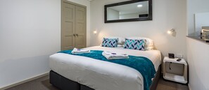 1 habitación, muebles diferentes y espacio para trabajar con laptop