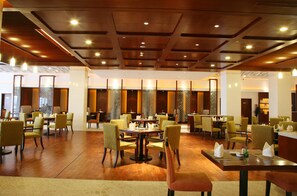 Café da manhã, almoço e jantar; local e internacional