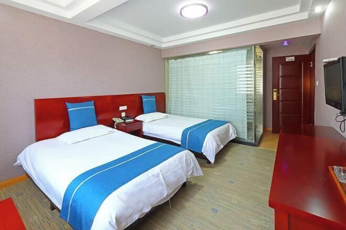 Minibar, desk, blackout curtains, rollaway beds