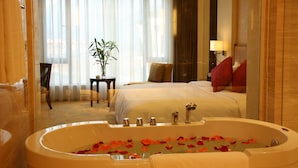 Deep soaking bathtub