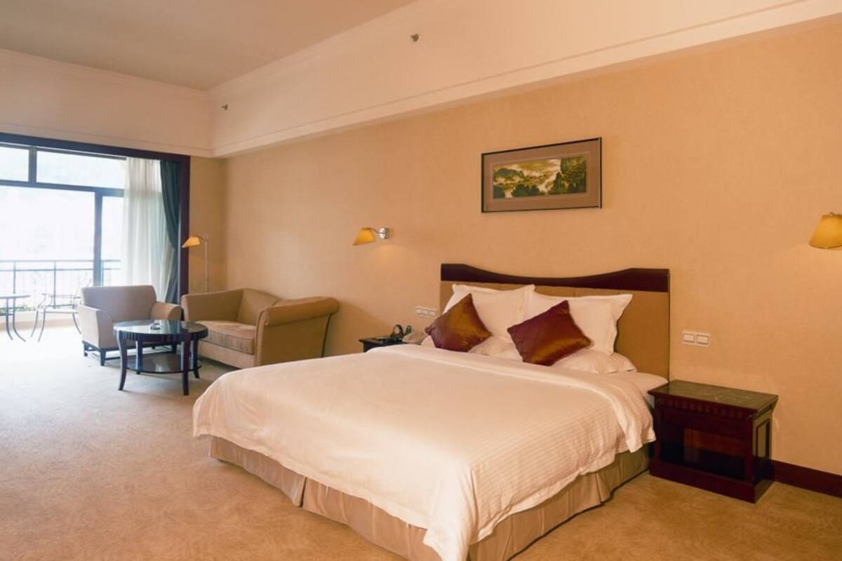 Business Room, 1 King Bed | In-room safe, desk, blackout curtains, rollaway beds