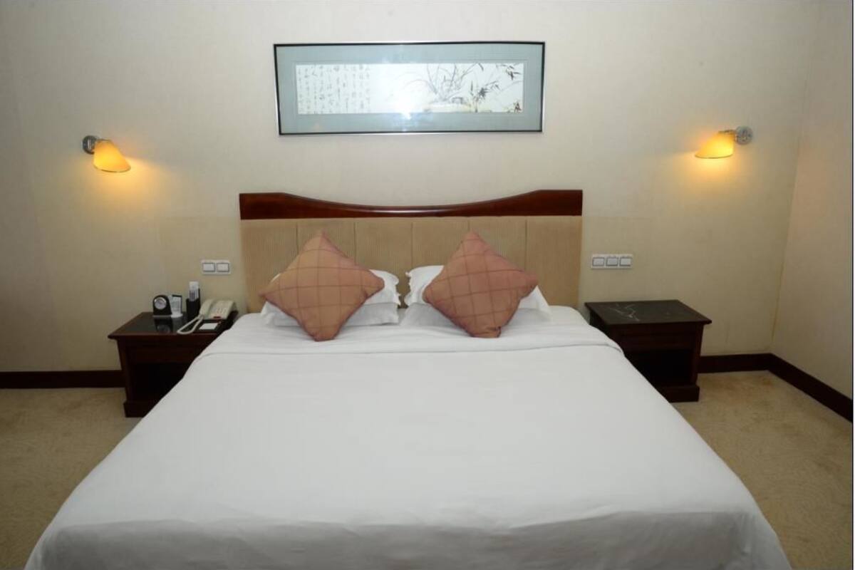 Deluxe Room, 1 King Bed | In-room safe, desk, blackout curtains, rollaway beds
