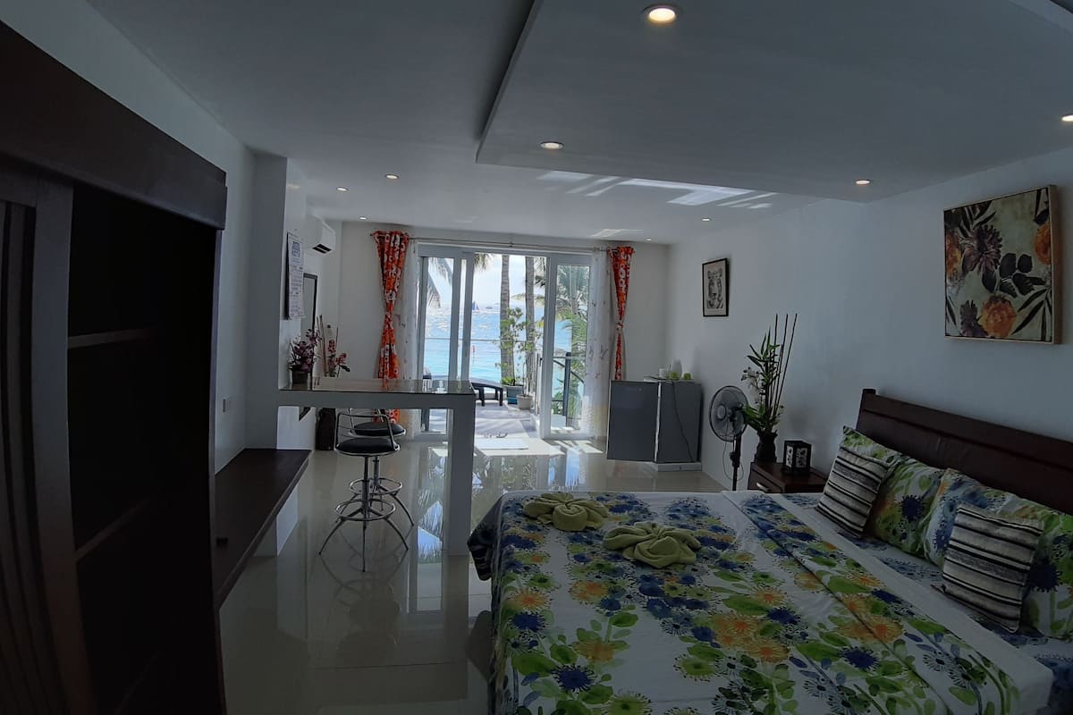 Deluxe Double Room, Beach View, Beachfront | Bed sheets