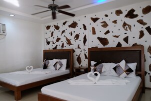 Habitación familiar doble, vistas parciales al mar, junto a la playa | Ropa de cama