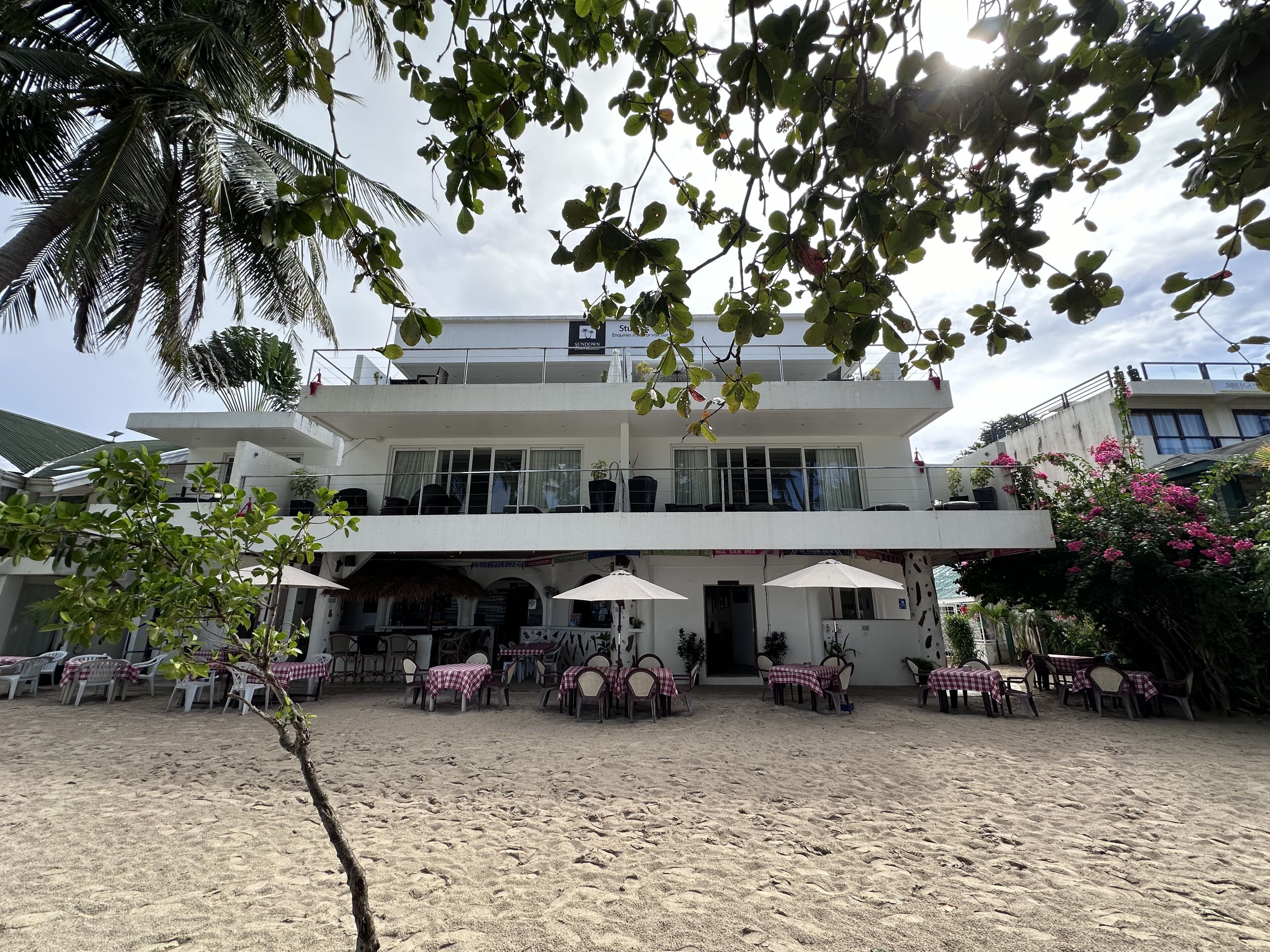 Vista frontal de la propiedad