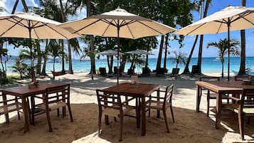 Aperto a colazione, pranzo e cena, con vista sulla spiaggia