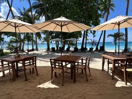 Se sirven desayunos, almuerzos y cenas (con vistas a la playa) 