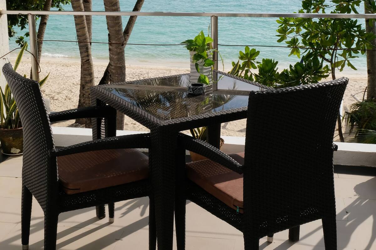 ห้องดีลักซ์ดับเบิล, วิวชายหาด, ริมทะเล | ระเบียง