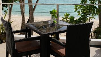 Doppia Deluxe, vista spiaggia, di fronte alla spiaggia | Balcone