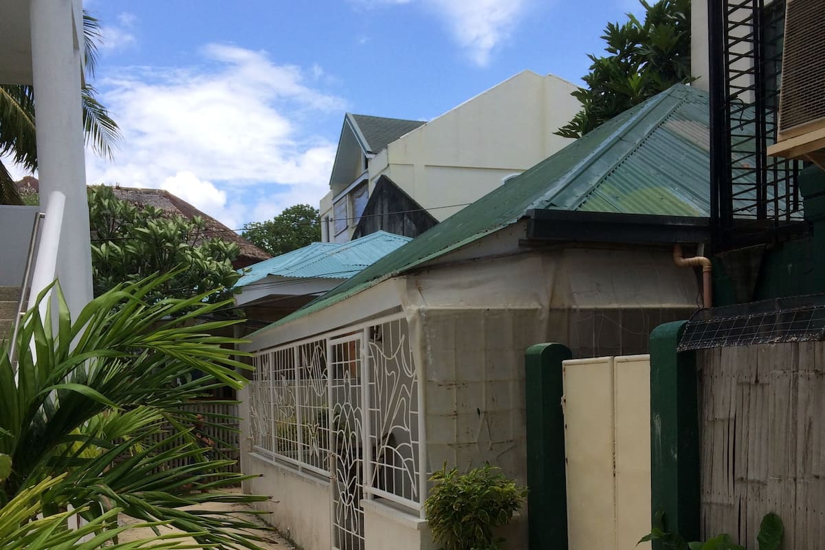 Family Double Room, Partial Sea View, Beachside | Bed sheets