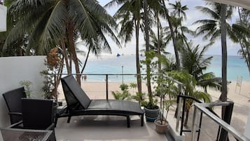 Habitación doble Deluxe, vista a la playa, frente al mar | Balcón