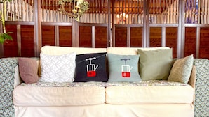 Un sofá con cojines estampados y un adorno decorativo.