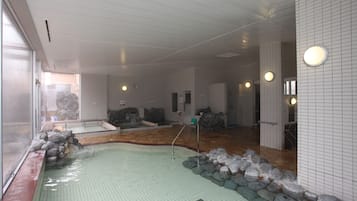 Bañera de hidromasaje cubierta