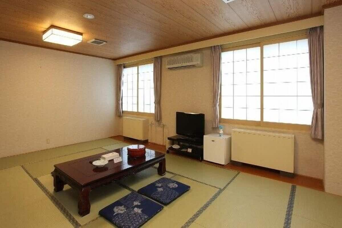 traditional room, smoking | desk, free wifi, bed sheets