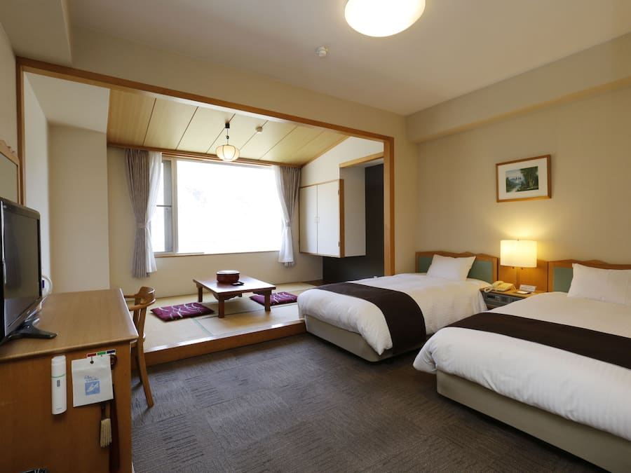 Escritorio, wifi gratis, ropa de cama