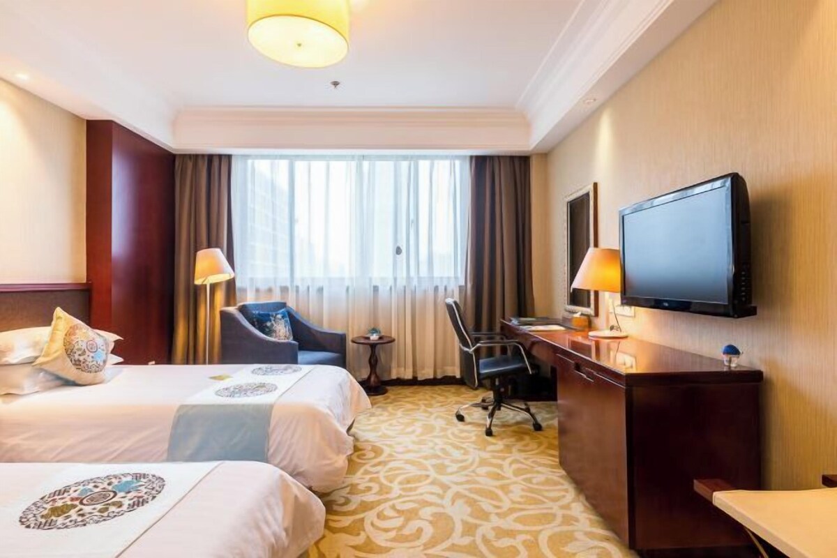 Premium bedding, minibar, in-room safe, desk