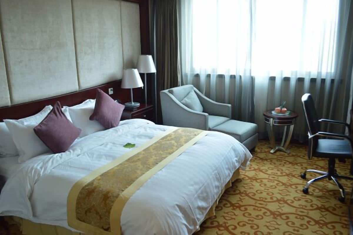 Premium bedding, minibar, in-room safe, desk
