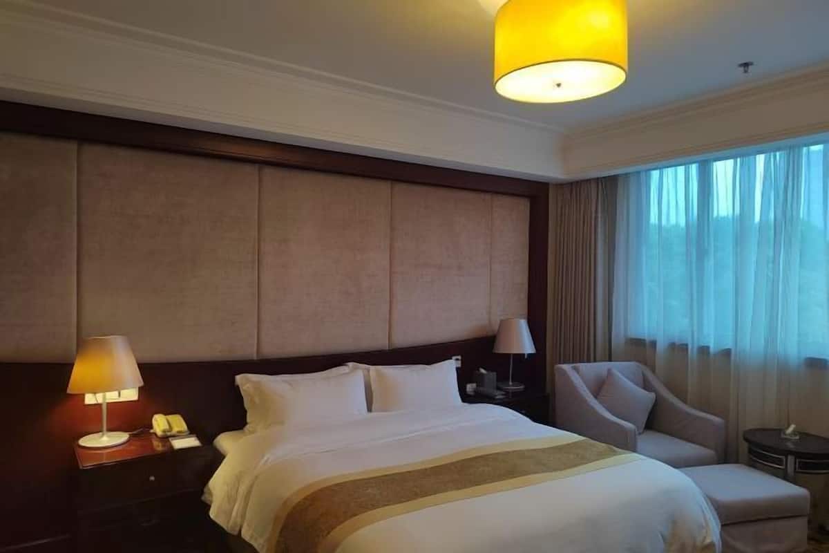Hochwertige Bettwaren, Minibar, Zimmersafe, Schreibtisch