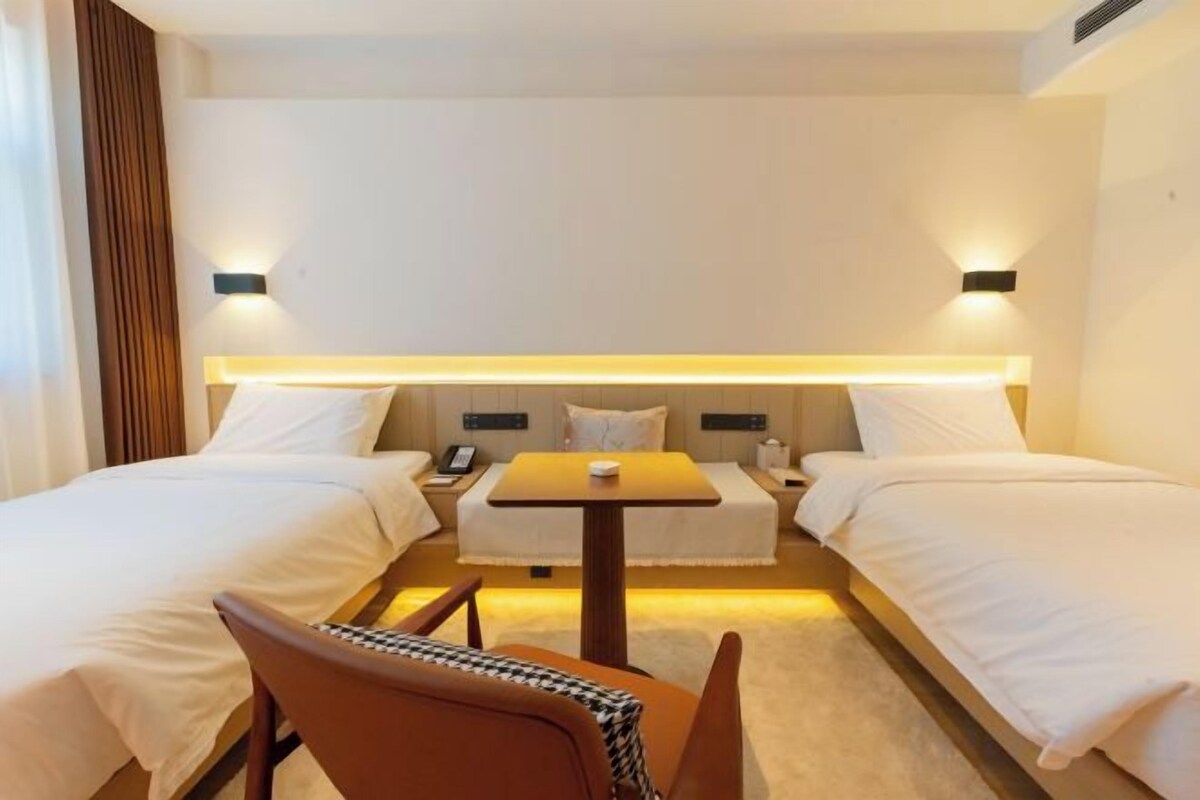Premium bedding, minibar, in-room safe, desk