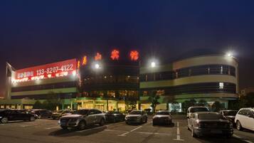 Bagian depan properti - sore/malam