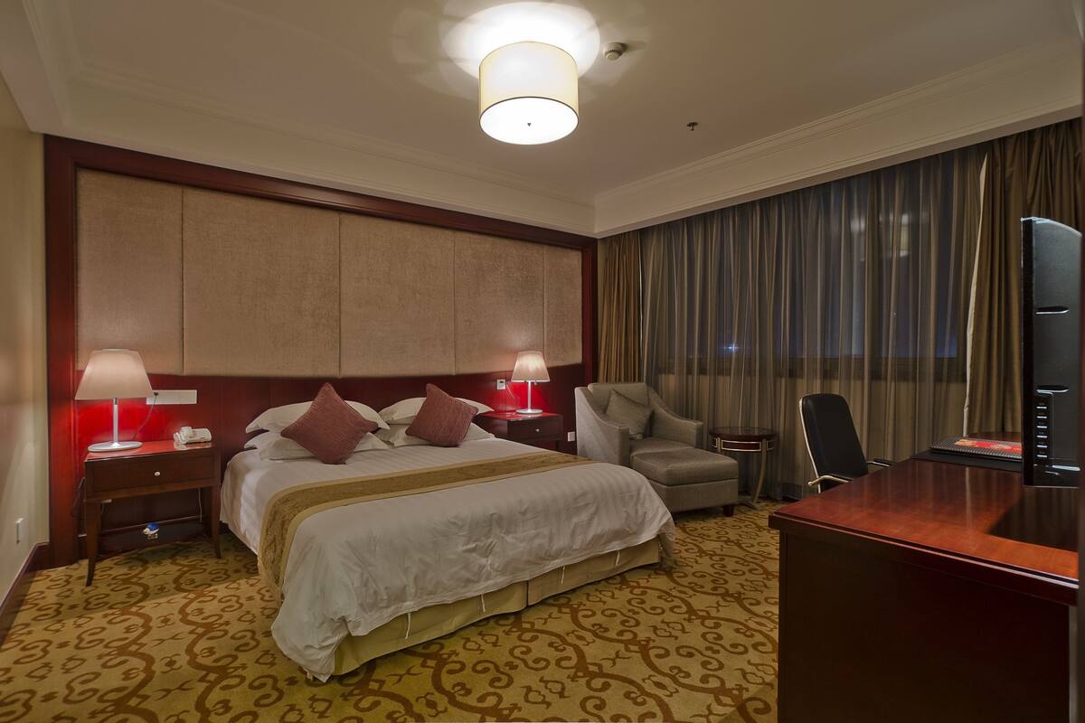 Premium bedding, minibar, in-room safe, desk