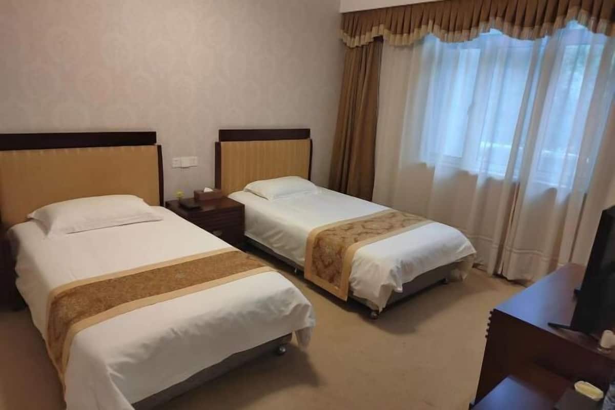 Hochwertige Bettwaren, Minibar, Zimmersafe, Schreibtisch