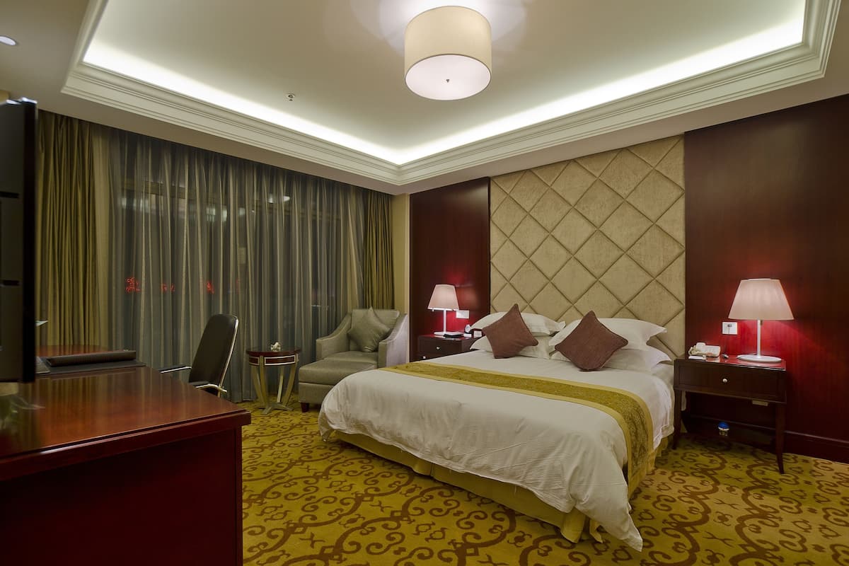 Premium bedding, minibar, in-room safe, desk