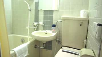 Combined shower/tub, deep soaking tub, towels