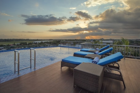 2 outdoor pools