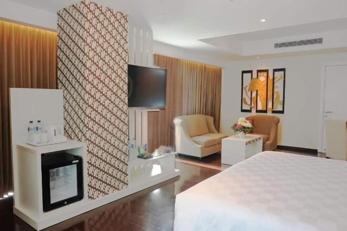 Premium bedding, in-room safe, desk, blackout curtains