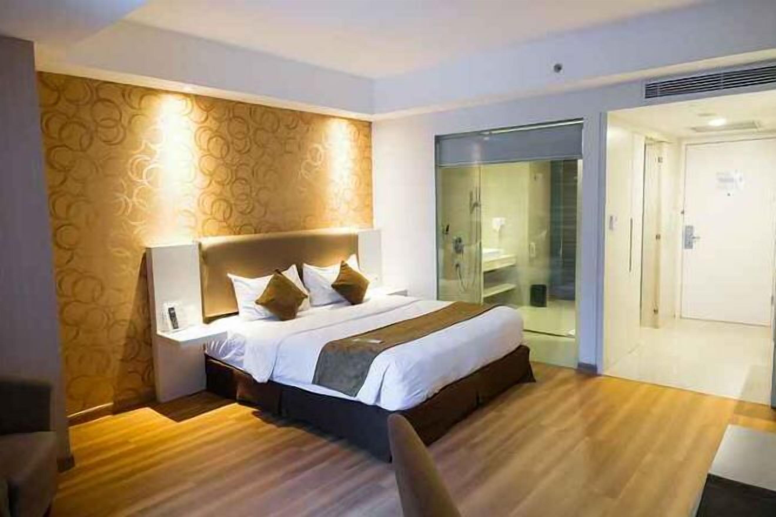 Luxe beddengoed, een kluis op de kamer, een bureau