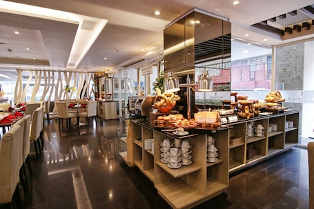 Desayuno buffet diario (IDR 100000 por persona)