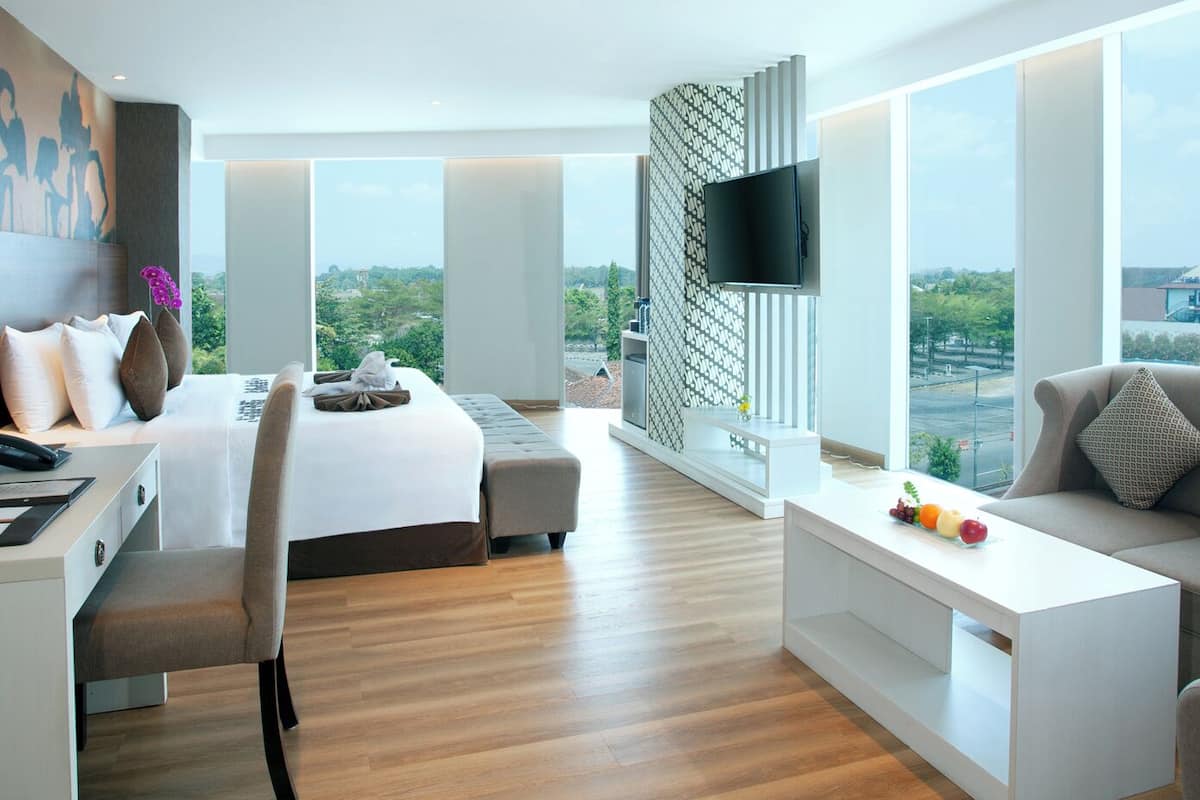 executive suite | 1 bedroom, premium bedding, in-room safe, desk