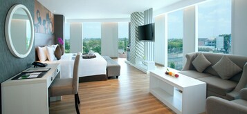 Ropa de cama de alta calidad y caja de seguridad en la habitación 