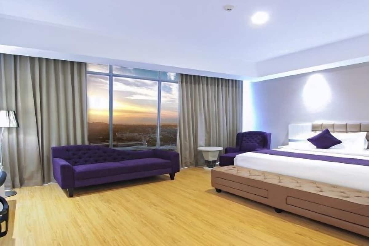 Premium bedding, in-room safe, desk, blackout curtains