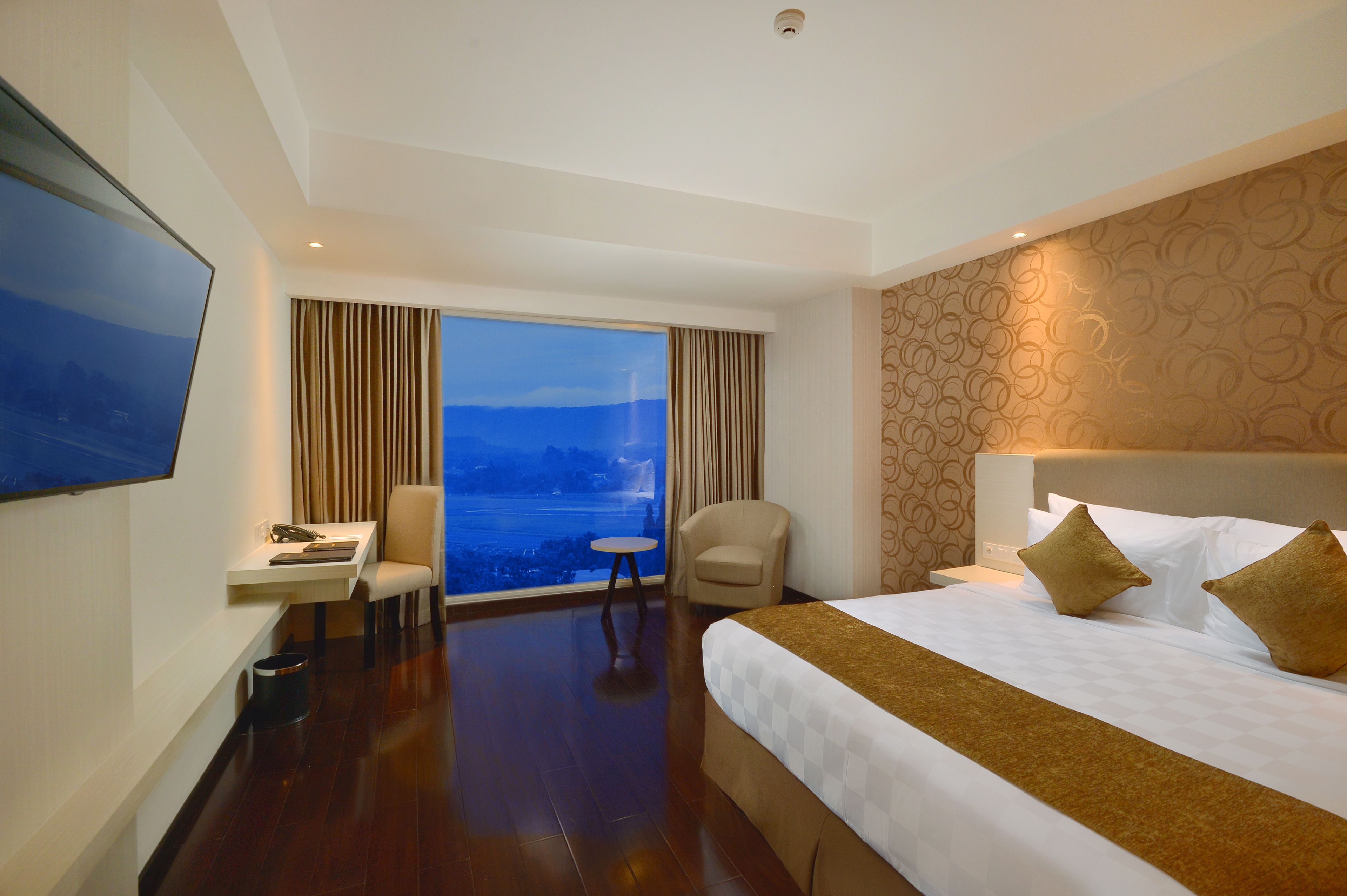 deluxe double room | 1 bedroom, premium bedding, in-room safe, desk