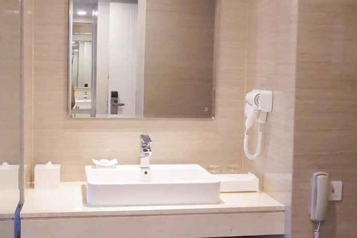 Bathroom | Free toiletries, hair dryer, slippers, bidet