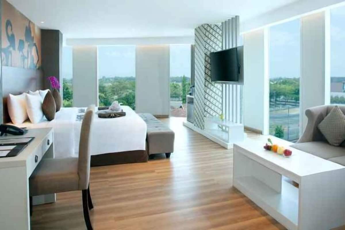 Ropa de cama de alta calidad y caja de seguridad en la habitación