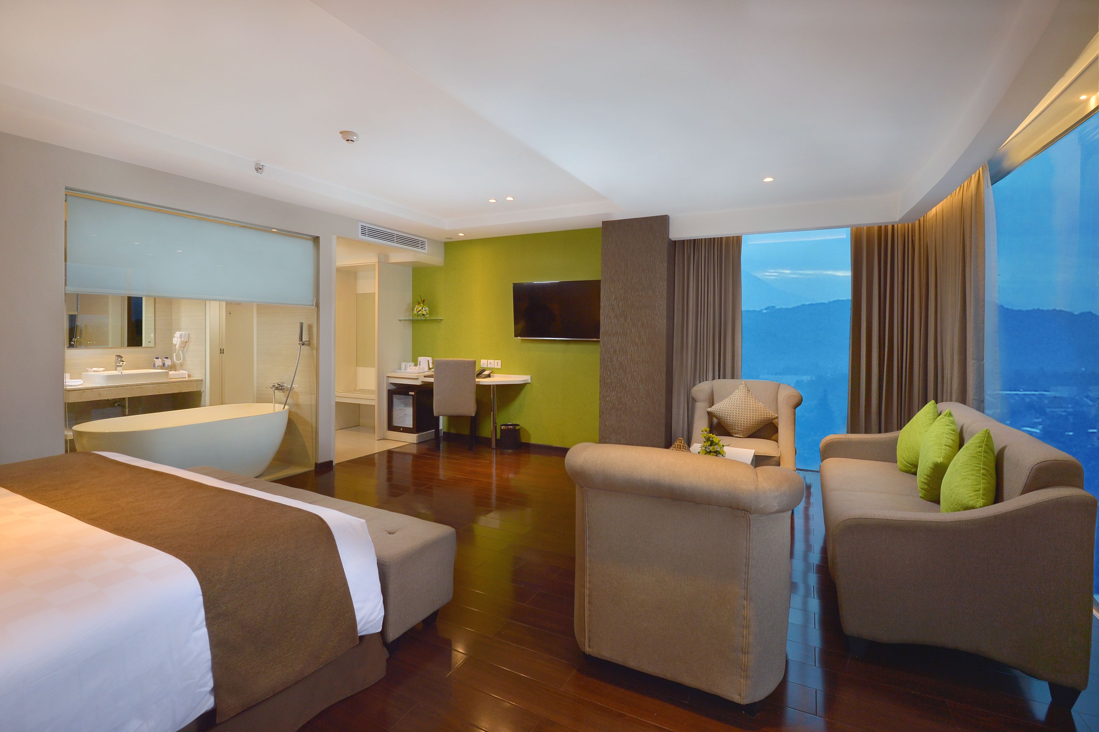 1 bedroom, premium bedding, in-room safe, desk