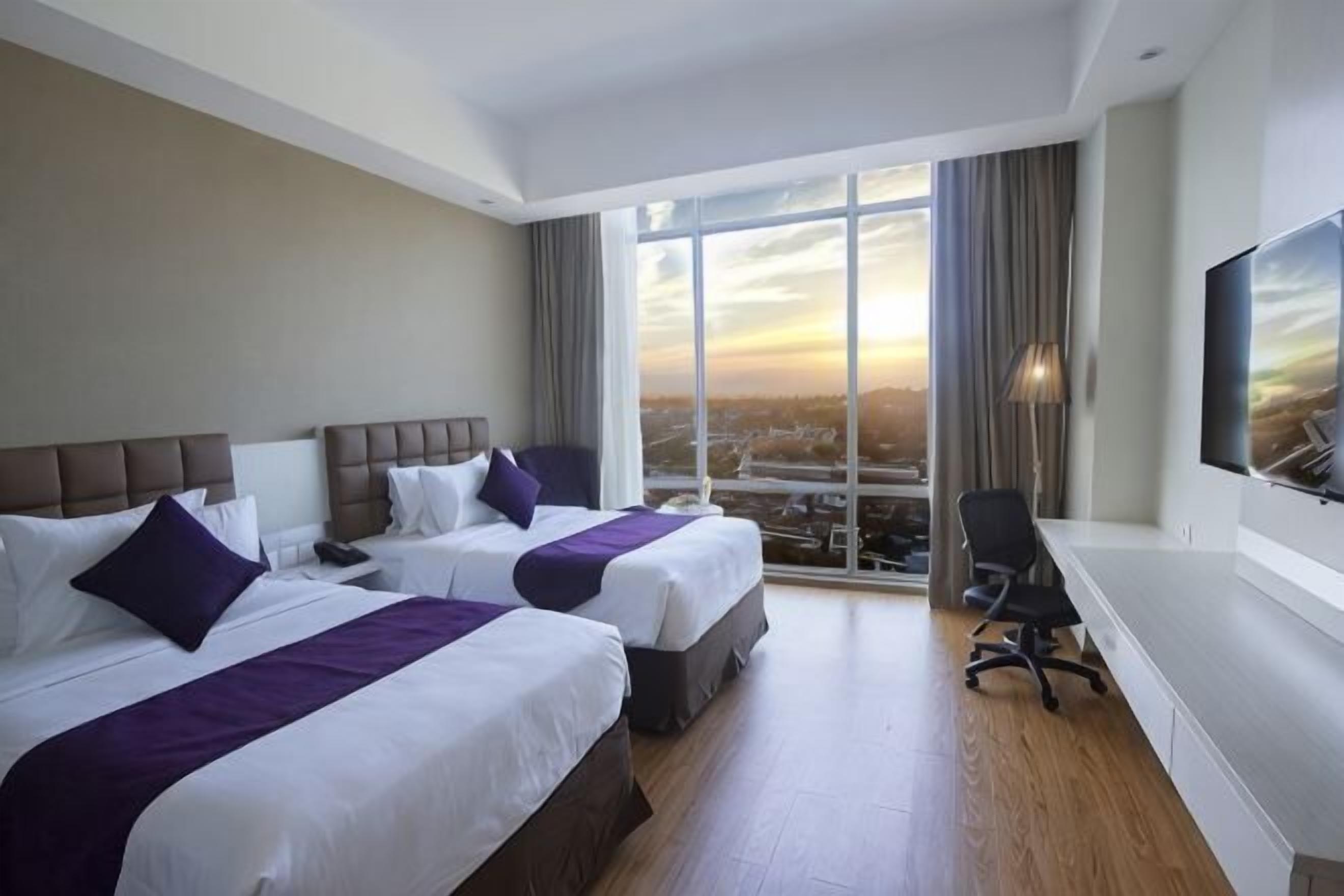 Premium bedding, in-room safe, desk, blackout drapes