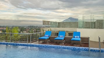 2 outdoor pools