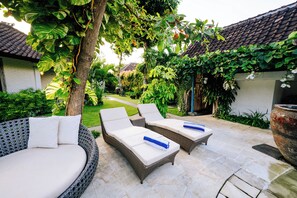 Outdoor pool, pool loungers - Sanur House (Denpasar)