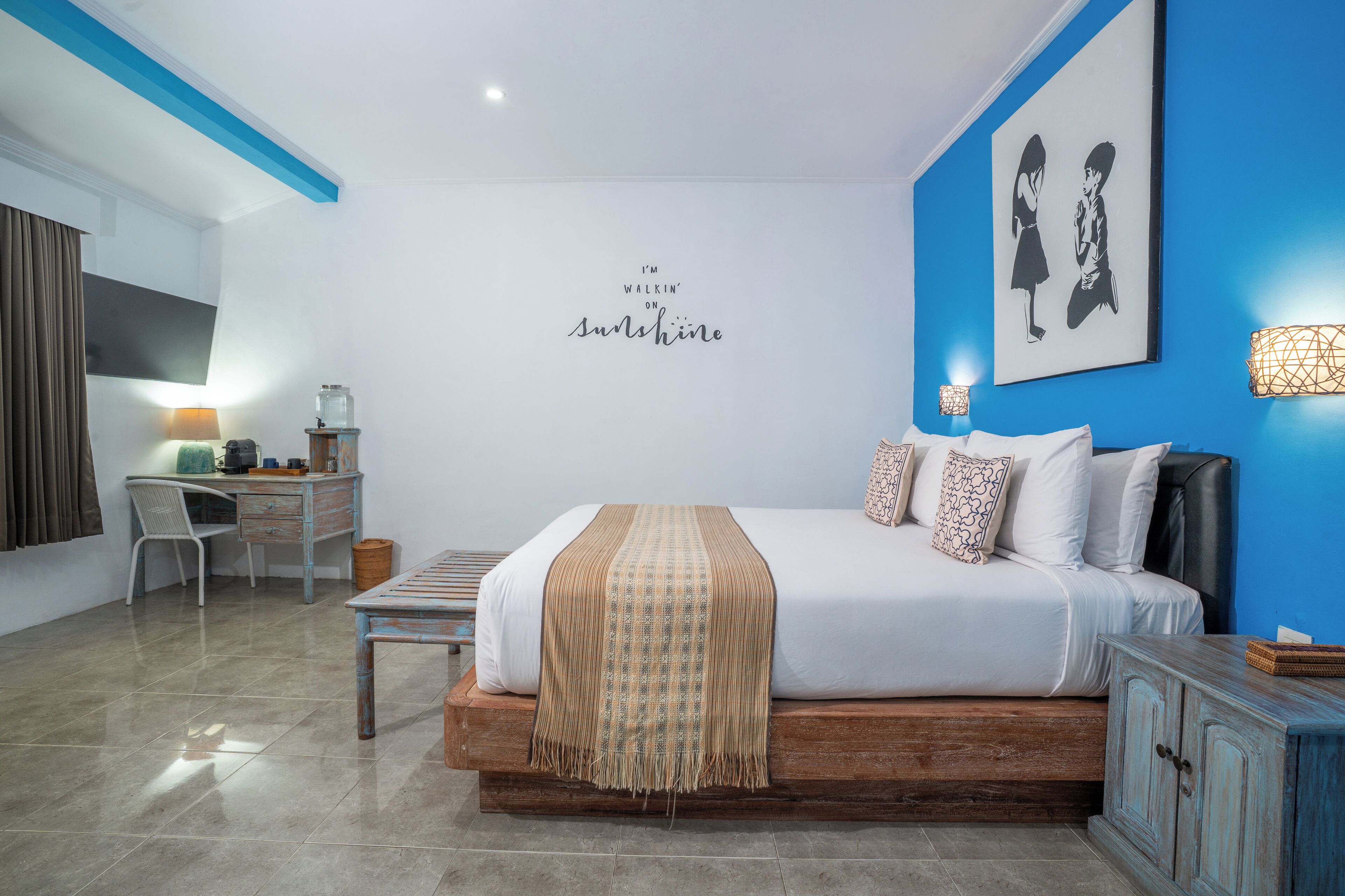 Un dormitorio con una cama, un escritorio y una silla.